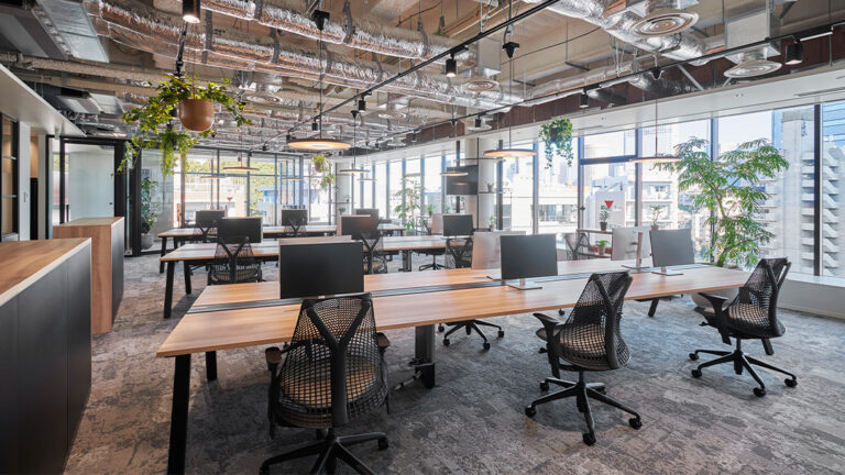 オフィスデザイン事例30選！機能的なレイアウトや費用相場などを紹介 | オフィスデザインのプラス株式会社ファニチャーカンパニー