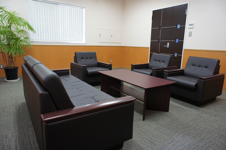 応接室を設置する際のポイント、会議室との違い、家具の選び方を解説