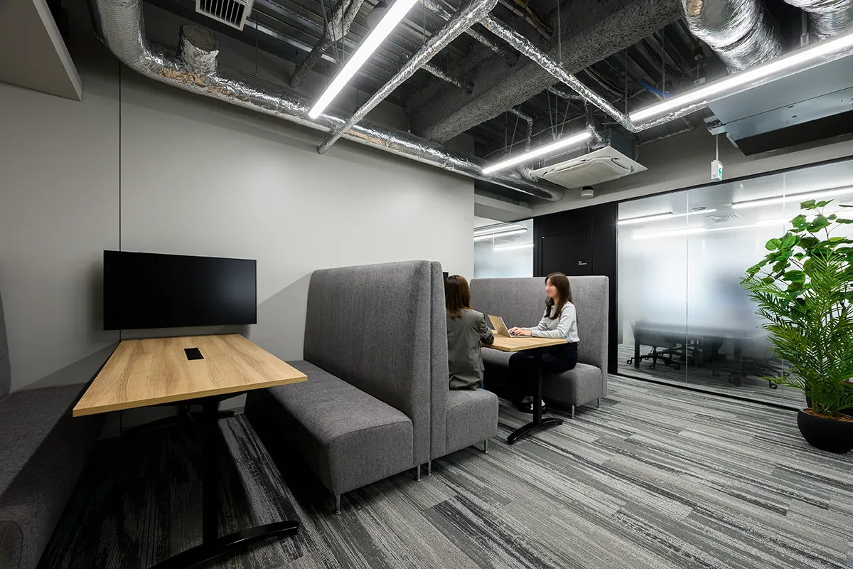 ５F通路ファミレス席