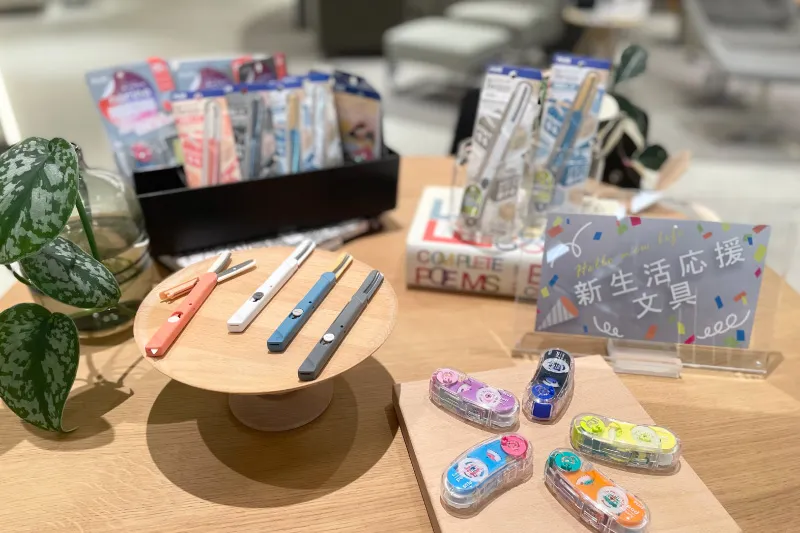 【恵比寿】PLUS文具で新生活応援！　「Twiggy＋開梱カッター」＆「ノリノポッド10th限定マルチカラー」CREATORE with PLUSで販売開始