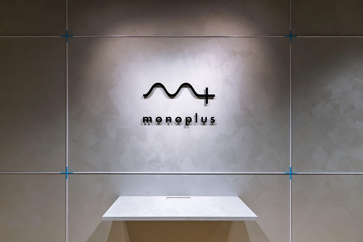 Entrance/sign